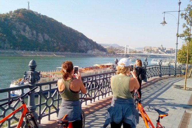 Budapest relaxed bicycle tour at sunset - Across the city by bike, Batthyány Square to the Chain Bridge moment