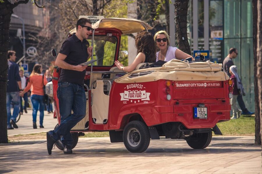 Budapest: Scenic Tuk Tuk Tour - Chain Bridge and Gresham Palace, seeing central Pest in context