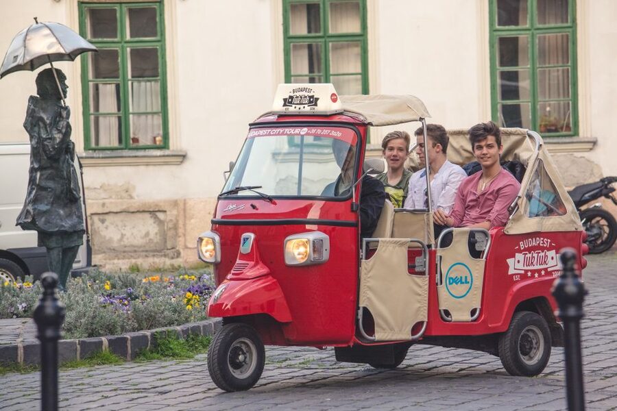 Budapest: Scenic Tuk Tuk Tour - PocketGuide on the tablet, a smart backup for the ride