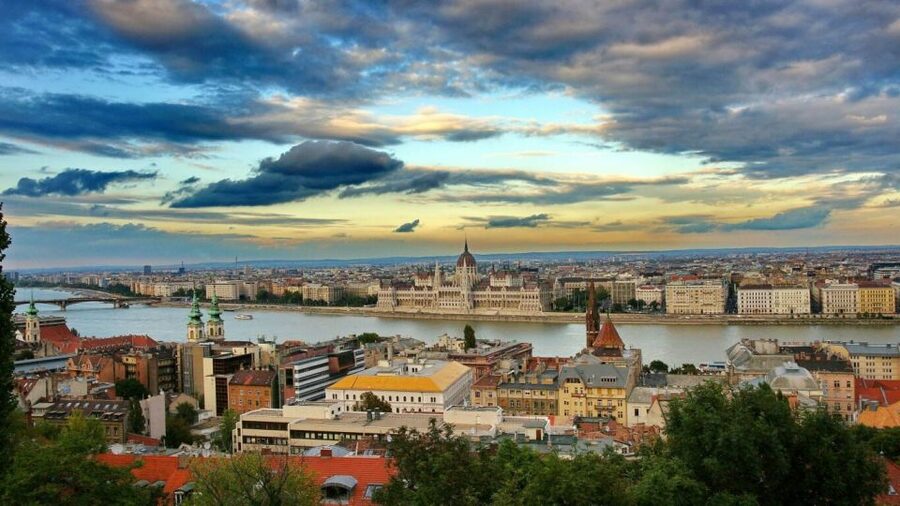 Budapest: Sightseeing Cruise on the Danube - Deck time versus indoor comfort, plus the engine-room peek