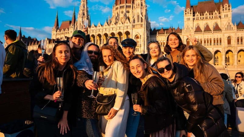 Budapest: Sip and Sail River Cruise with Unlimited Prosecco - Comfortable Seating, Crew Support, and Who This Works For