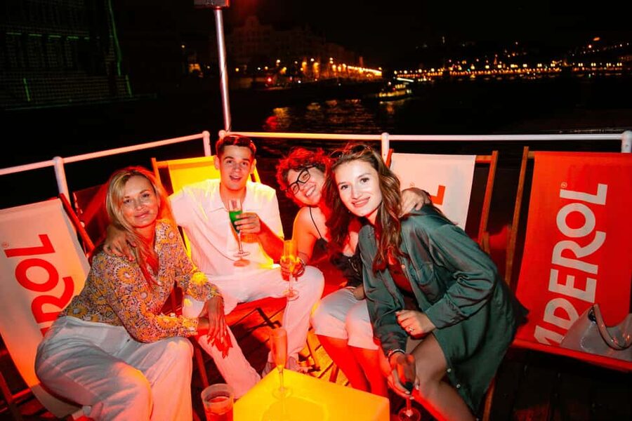 Budapest: Sip & Sail Danube Cruise with Prosecco Cocktails - Drinks Done Right: Unlimited Prosecco Cocktails, Beer, and Fast Refills