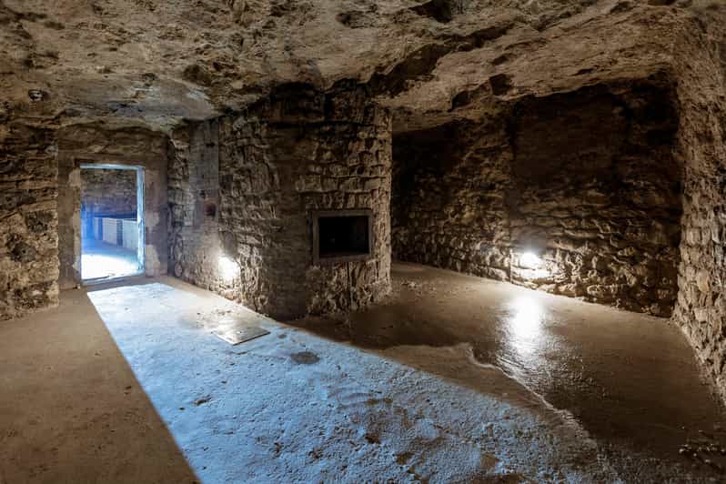 Budapest: The WWII Siege of Buda Castle & Bomb Shelter Tour - The Budai Vár-barlang Stop: 12 C Caves and a WWII Story in Motion