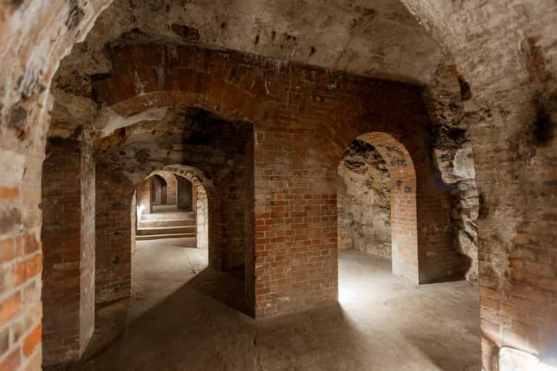 Budapest: The WWII Siege of Buda Castle & Bomb Shelter Tour - Visiting an Original WWII Bomb Shelter: The Part That Lands