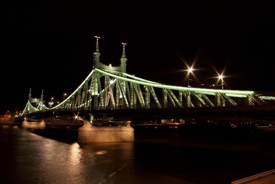 Budapest: Unlimited Prosecco and Wine Sightseeing Cruise - The Danube route: what you see, and what each sight is like from the boat