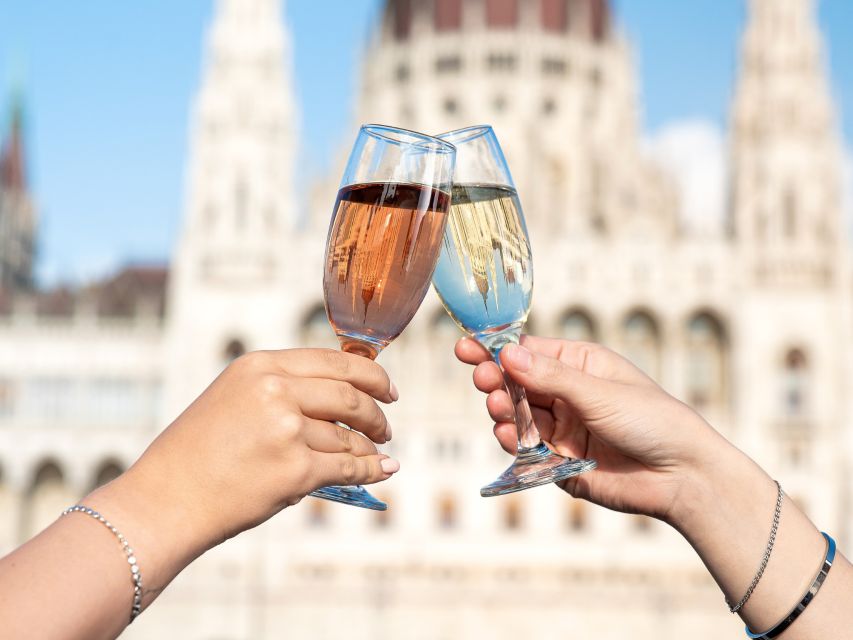 Budapest: Unlimited Prosecco, Beer and Aperol Spritz Cruise - The audio guide in English: useful cues, but plan for noise