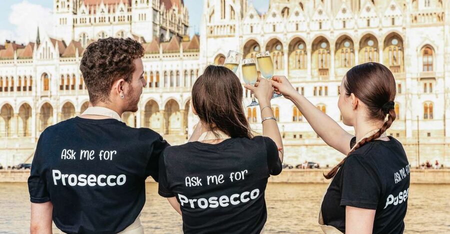 Budapest: Unlimited Prosecco, Beer and Aperol Spritz Cruise - Timing strategy: catching night lights before 10:00 PM