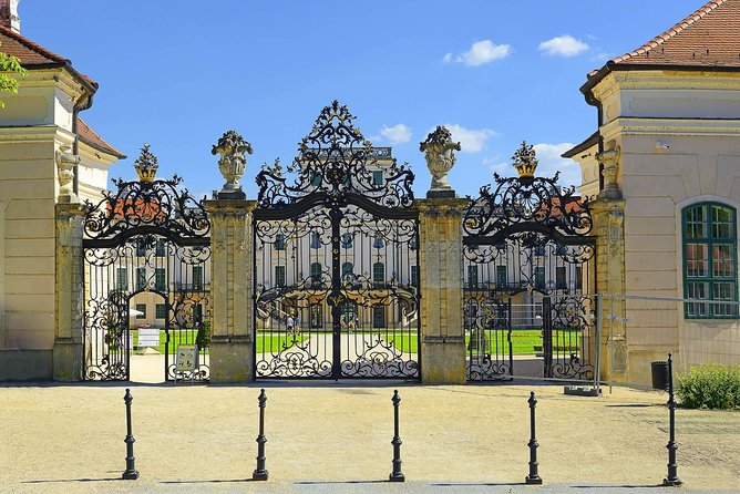 Budapest-Vienna One-Way Sightseeing Transfer - A one-way transfer that turns the ride into a day out
