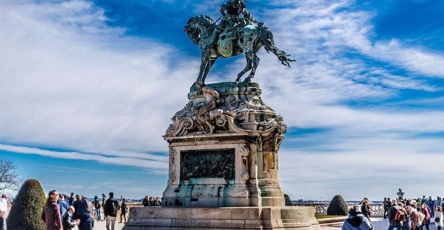 Budapest: Walking Tour in German - Crossing the Danube by public transport, not just by photo