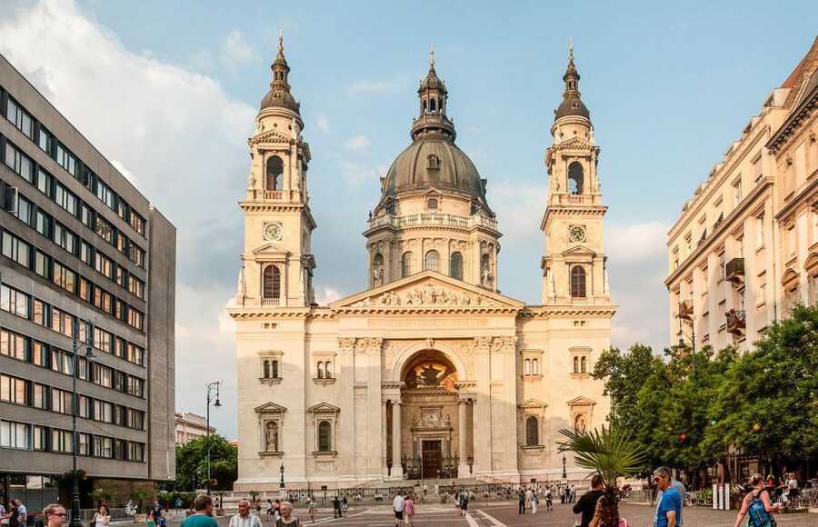 Budapest: Walking Tour in German - St Stephen’s Basilica and the state symbols you pass on the way