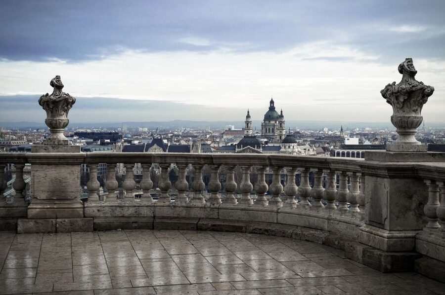 Budapest: Walking Tour in German - Small-group feel, language match, and what to wear