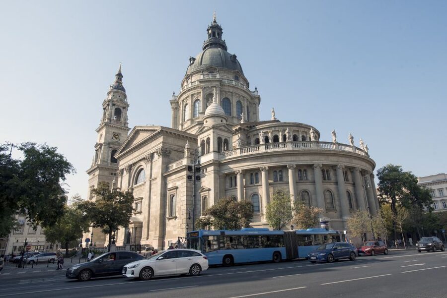 Castle District & Pest Driving Tour with Danube River Cruise - Key things you will like