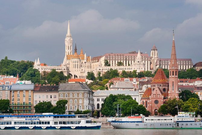 Classic Walk in Budapest - King Matthias Fountain and Sandor Palace: short stops, fun details