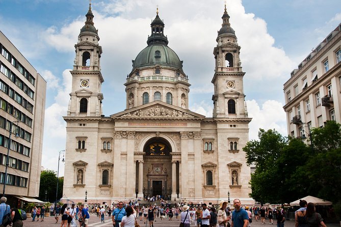 Classic Walk in Budapest Historical Center - St. Stephen’s Basilica: why the building matters (even from outside)