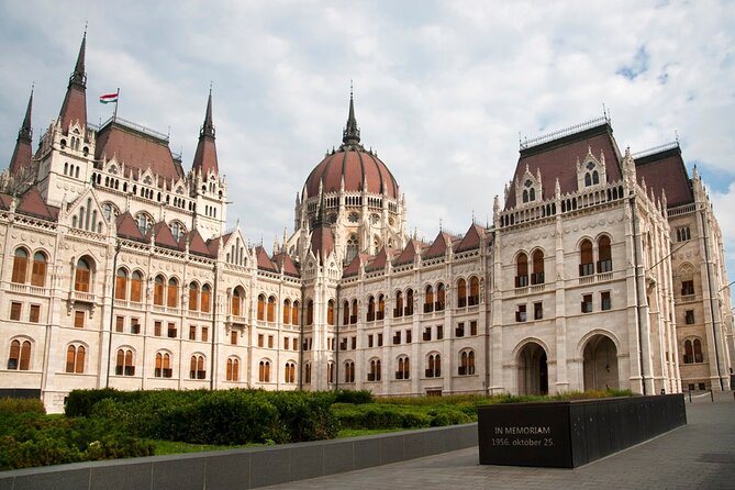 Comprehensive sightseeing tour - Fountain of King Matthias, Sandor Palace, and Fisherman’s Bastion panoramas