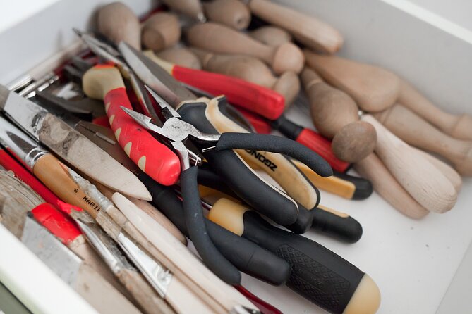 Create a unique leather accessory in downtown Budapest! - Live help, step-by-step leather making, and what the group format feels like