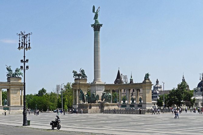 Downtown Pest Walking Tour - St. Stephen’s Basilica, Art Nouveau facades, and Jewish Budapest
