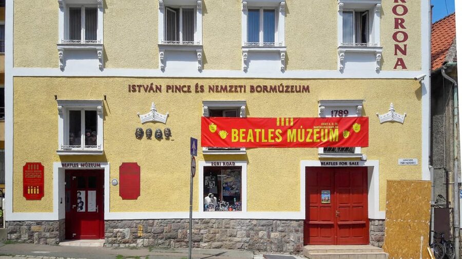 EGRI ROAD BEATLES MUSEUM - The multimedia walls: timeline storytelling you control
