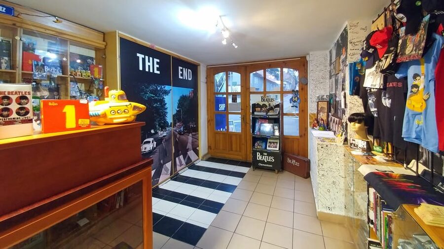 EGRI ROAD BEATLES MUSEUM - Almost 2,500 artefacts, from press to clothing to rare pieces