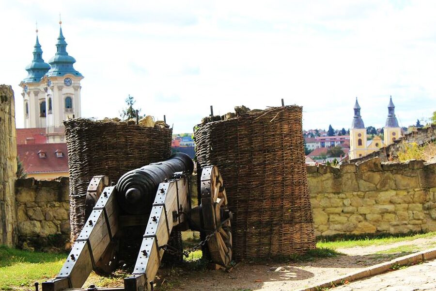 From Budapest: Guided Tour of Eger with Wine Tasting - Who this tour suits best, and who should consider DIY