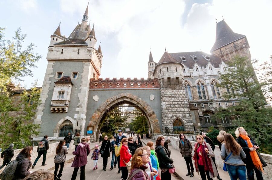From Vienna: Guided Day Trip to Budapest - Food Reality Check: Lunch Is Not Included, Plan Anyway