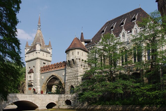 General sightseeing tour - Széchenyi Baths from the outside, then the panoramic climb to Buda