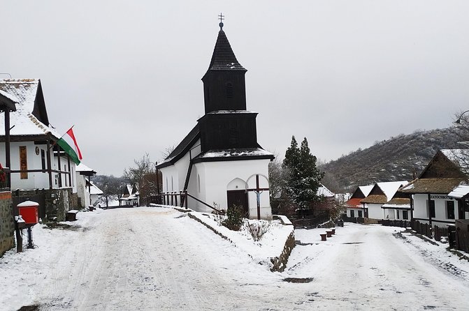 HOLLÓKŐ UNESCO World Heritage site + Eger Castle Private guided tour - Walking the town square: the bonus time you might get