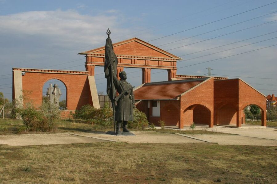 Memento Park: Official Guided Tour with Entry Ticket - Before you start: ticket check and the Witness Square kickoff