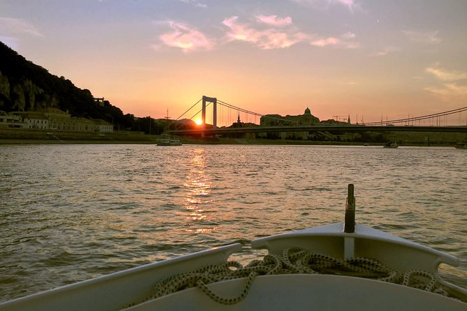One hour Hen or Stag private party boat Budapest with unlimited beer and wine - The open bar deal: beer, wine, champagne, and one shot