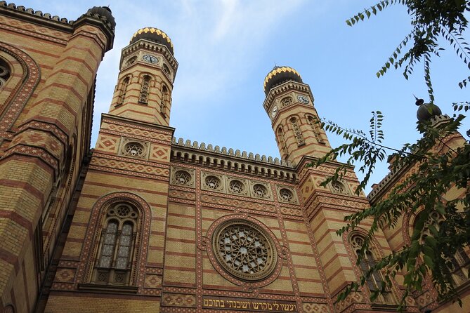 Past and Present of Budapest Jewish District Tour - Erzsébet tér: where the walk starts and the “Golden Age to destruction” arc begins