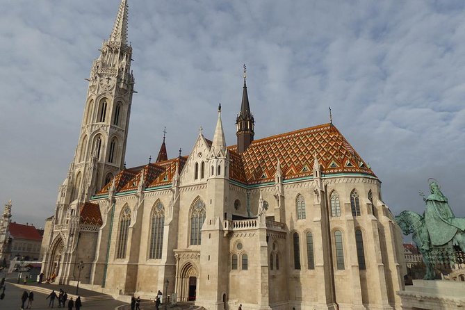 Private 4-hours City Tour of Budapest with private guide and Hotel Pick-up - What the private guide adds, beyond the photo stops