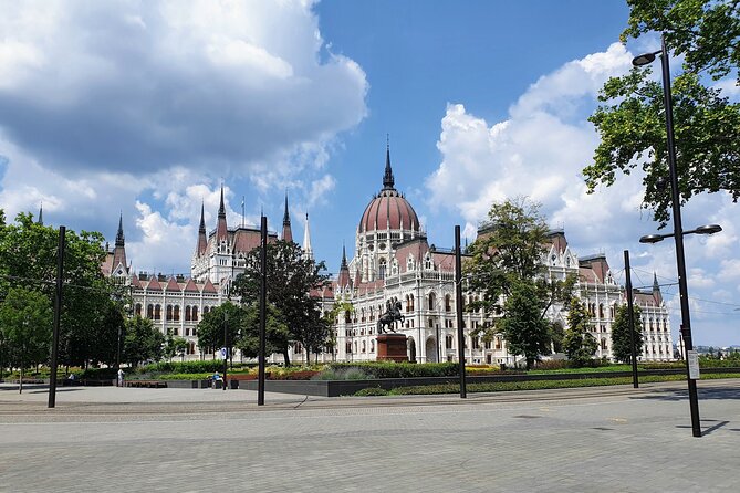 Private city tour by van - Budapest Parliament Building: The Longest Stop and the Big Photo Finish