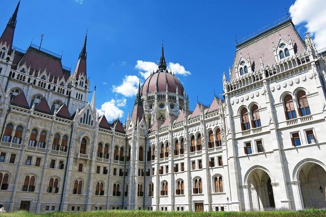 Private City Tour in Budapest 6 hours - Kossuth Lajos Square and Parliament Views: Short Stop, Big Impact