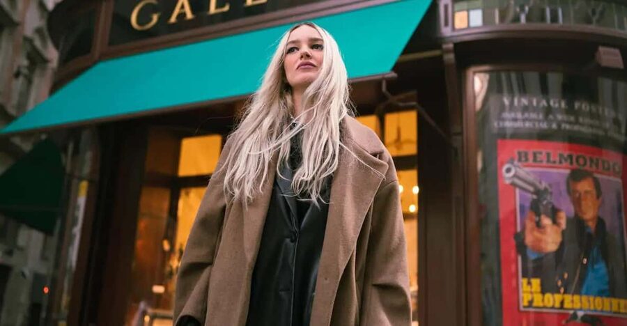Street photos through the most beautiful streets of Budapest - How Luigi helps you look natural without killing the moment