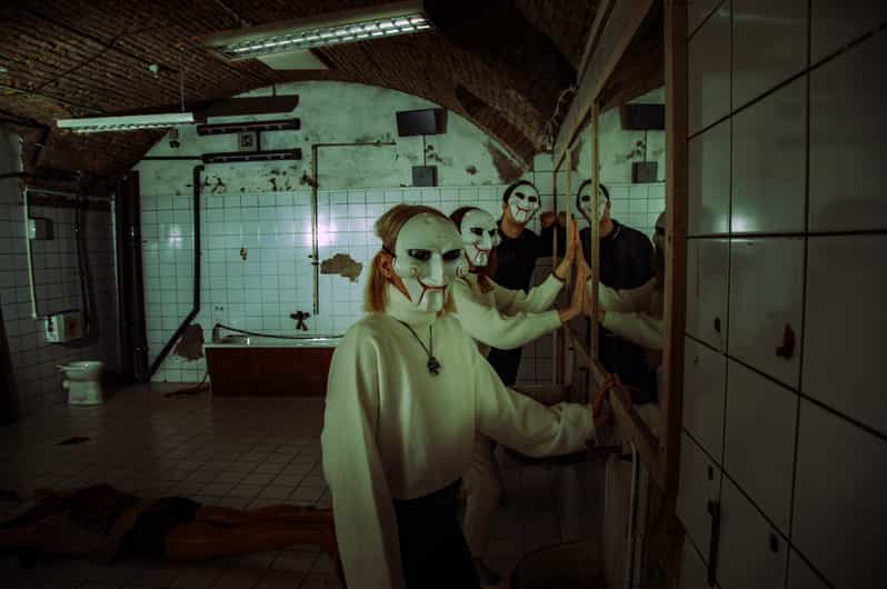 The Real Saw | Escape Room by PÁNiQ SZOBA - Booking and Getting In at the White Barred Door